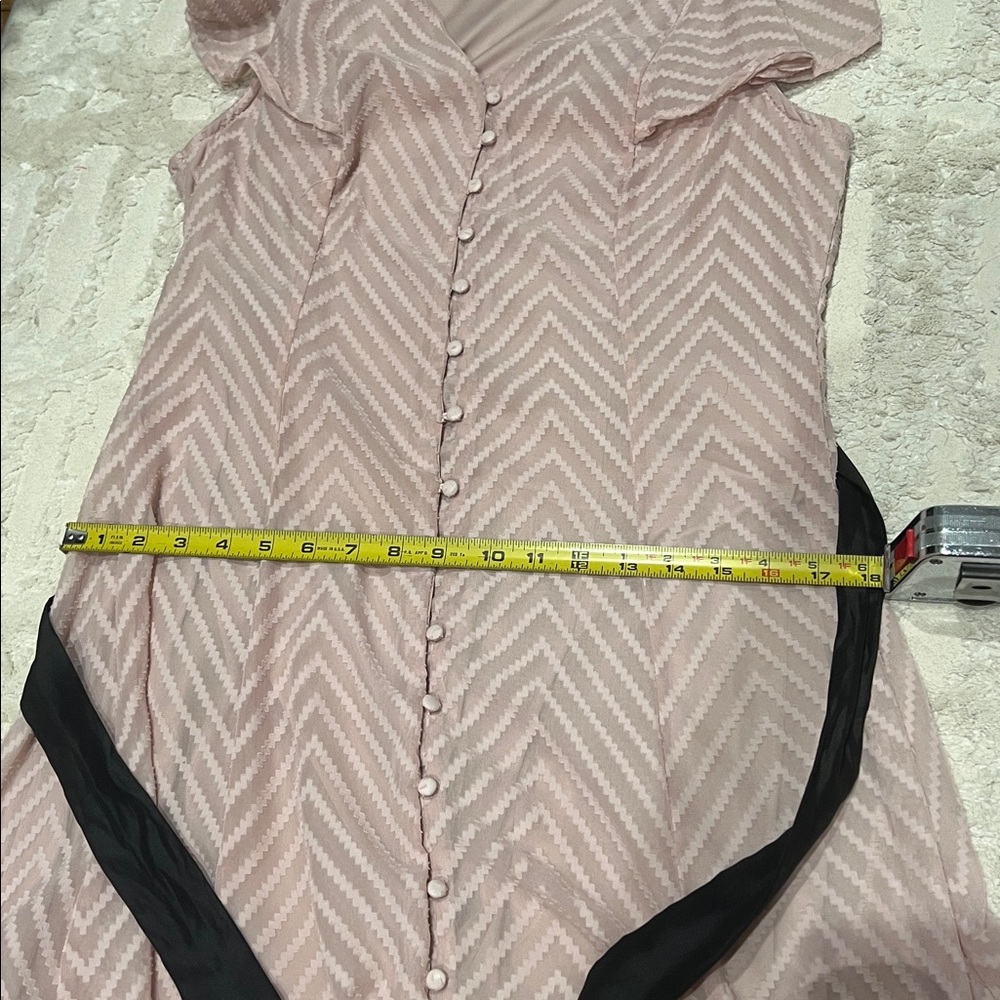 BEAUTIFUL Dress, flowy pink design, black satin belt, cinched in back. Size M - Picture 11 of 11